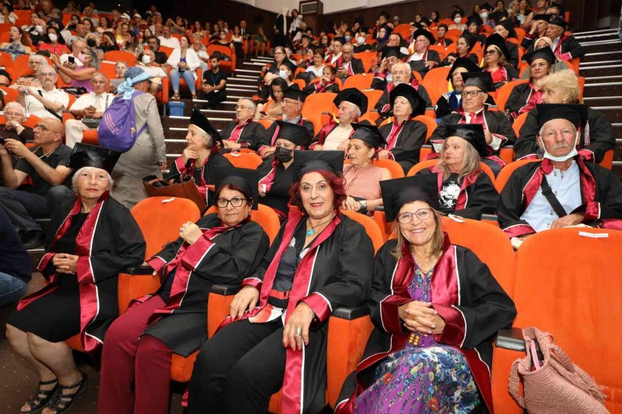 167 Tazelenme Öğrencisi 60 Yaşından Sonra Mezun Olma Heyecanı Yaşadı.