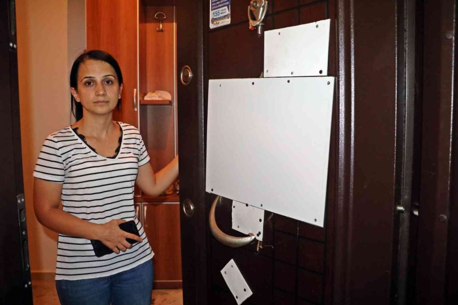 Kiracı Kadın, Evinin Boşaltılmasını İsteyen Ev Sahibi Tarafından Kapısının Baltayla Kırıldığını İddia Etti