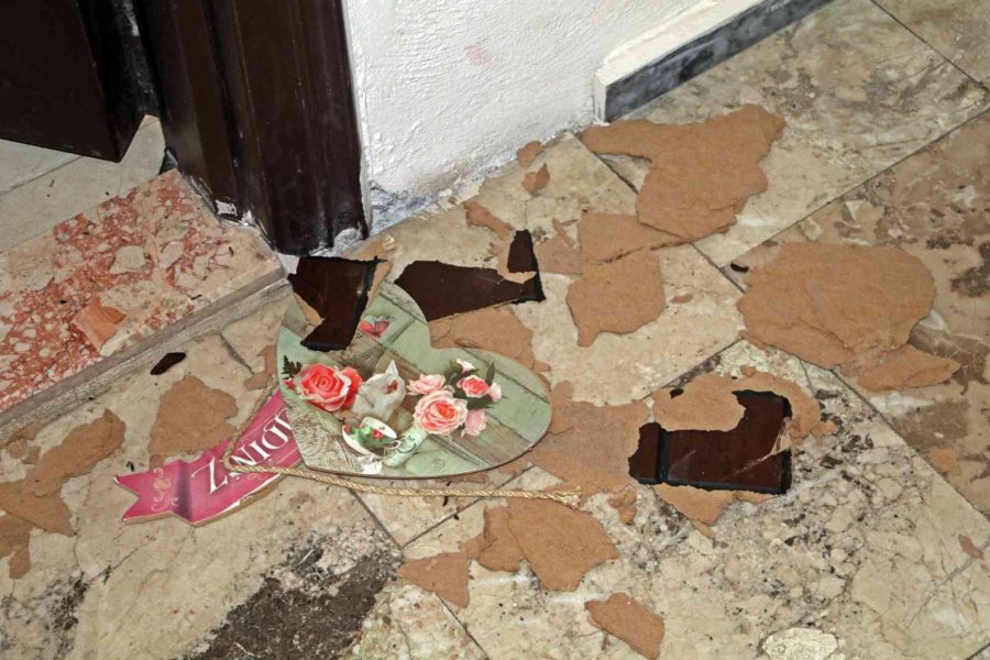 Kiracı Kadın, Evinin Boşaltılmasını İsteyen Ev Sahibi Tarafından Kapısının Baltayla Kırıldığını İddia Etti