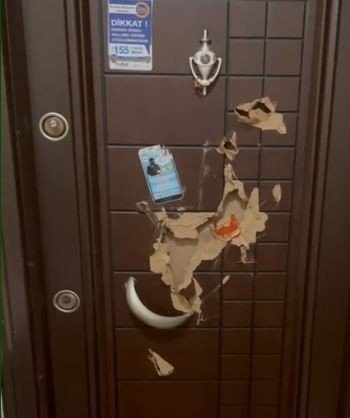 Kiracı Kadın, Evinin Boşaltılmasını İsteyen Ev Sahibi Tarafından Kapısının Baltayla Kırıldığını İddia Etti