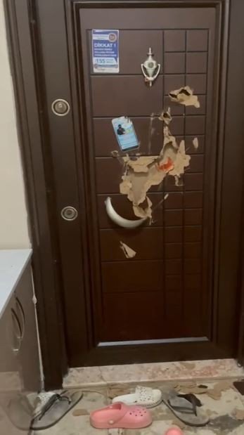 Kiracı Kadın, Evinin Boşaltılmasını İsteyen Ev Sahibi Tarafından Kapısının Baltayla Kırıldığını İddia Etti