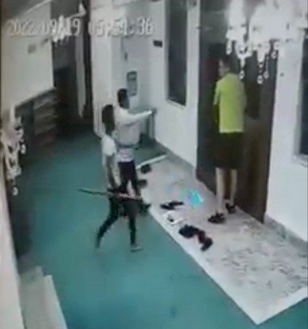 Camiye Elinde Kazma Ve Ayakkabıyla Giren Rus Turist Sınır Dışı Edildi