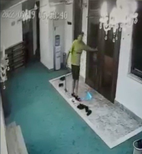 Camiye Elinde Kazma Ve Ayakkabıyla Giren Rus Turist Sınır Dışı Edildi