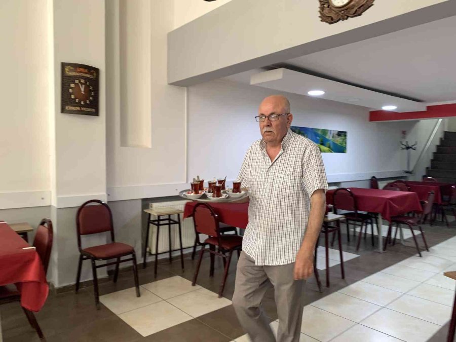 58 Yıldır Günde 20 Bardak İçiyor