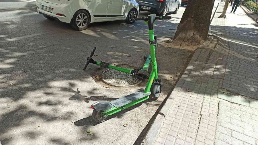 Caddeye Bilinçsizce Bırakılan Kiralık Scooterlar Tepkiye Neden Oldu