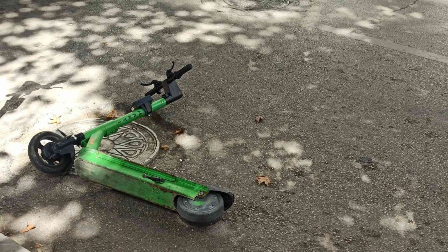 Caddeye Bilinçsizce Bırakılan Kiralık Scooterlar Tepkiye Neden Oldu