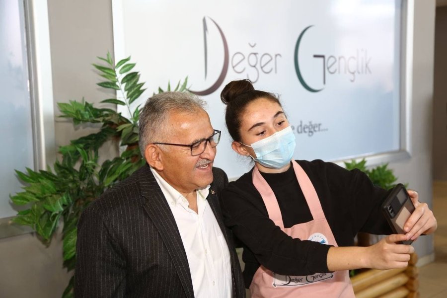 Büyükşehir’in Değer Gençlik Projesi’nde Yeni Dönem Kurs Kayıtları Sürüyor