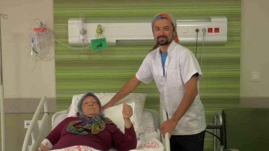 Ayşe Teyzenin Bacağı Kesilmeden Kurtarıldı