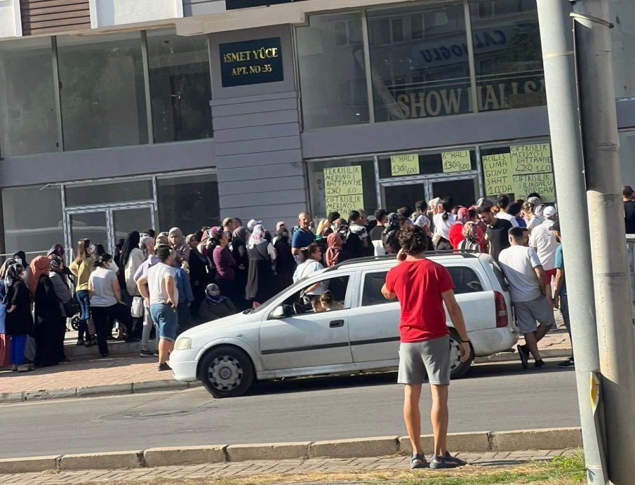 Antalya’da Ucuz Halı İzdihamı