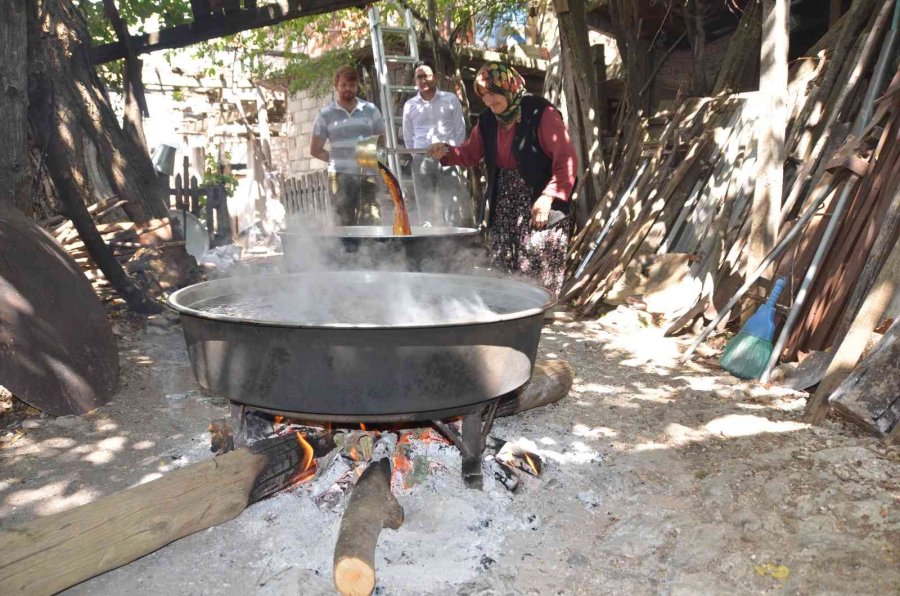 Bakır Tavalarda Kızgın Ateşte 4-5 Saat Kaynıyor, Kilogramı 100 Liradan Satılıyor