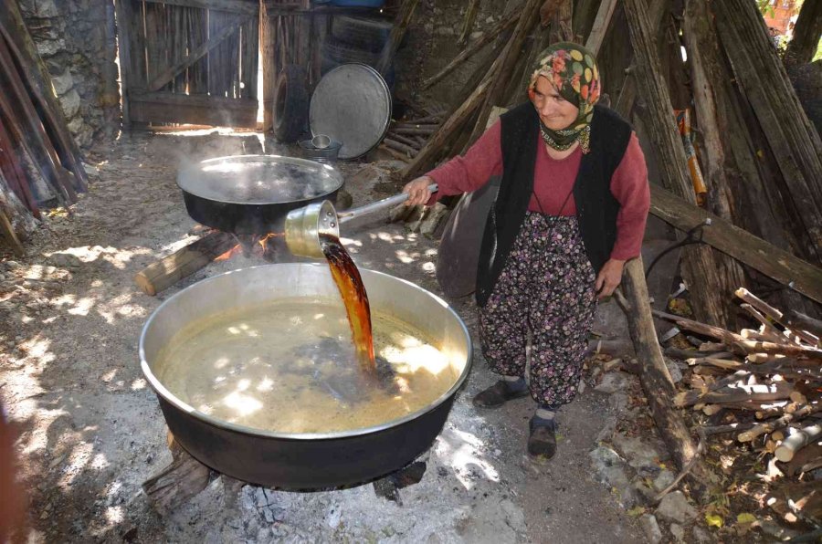 Bakır Tavalarda Kızgın Ateşte 4-5 Saat Kaynıyor, Kilogramı 100 Liradan Satılıyor