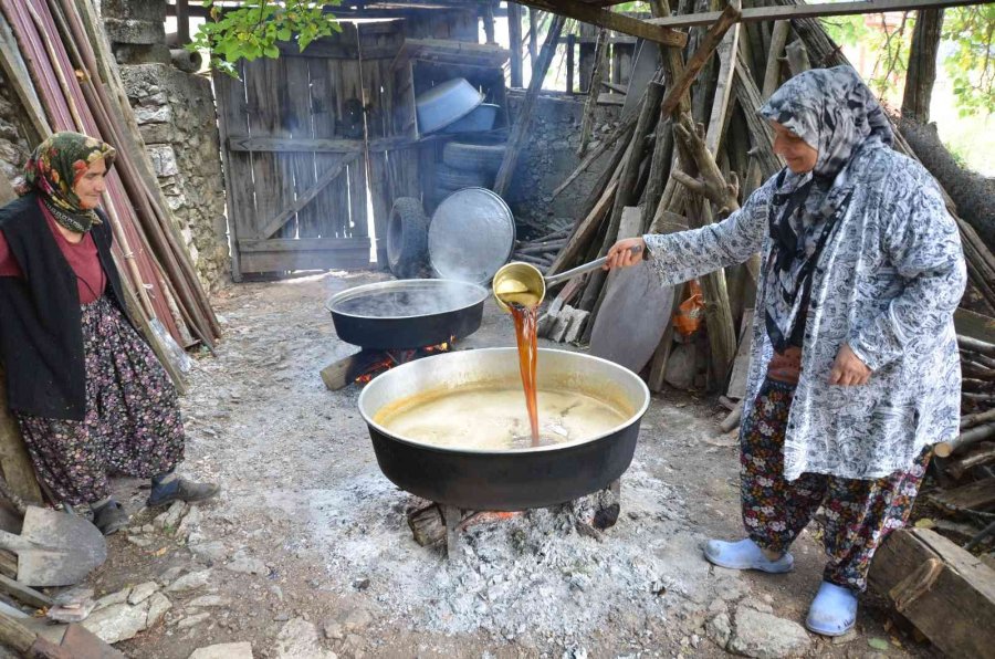 Bakır Tavalarda Kızgın Ateşte 4-5 Saat Kaynıyor, Kilogramı 100 Liradan Satılıyor
