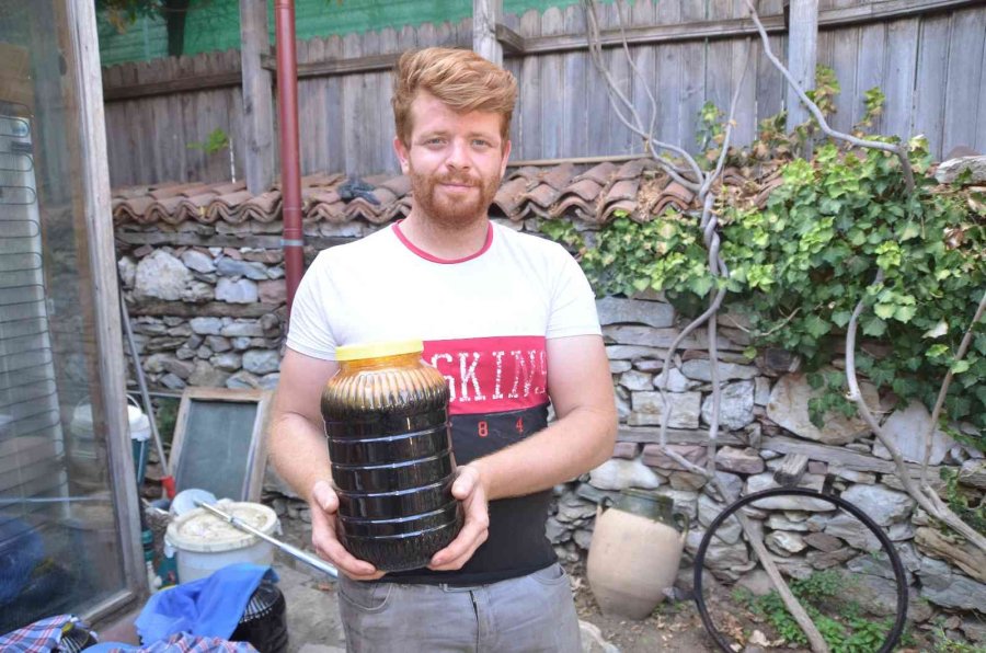 Bakır Tavalarda Kızgın Ateşte 4-5 Saat Kaynıyor, Kilogramı 100 Liradan Satılıyor