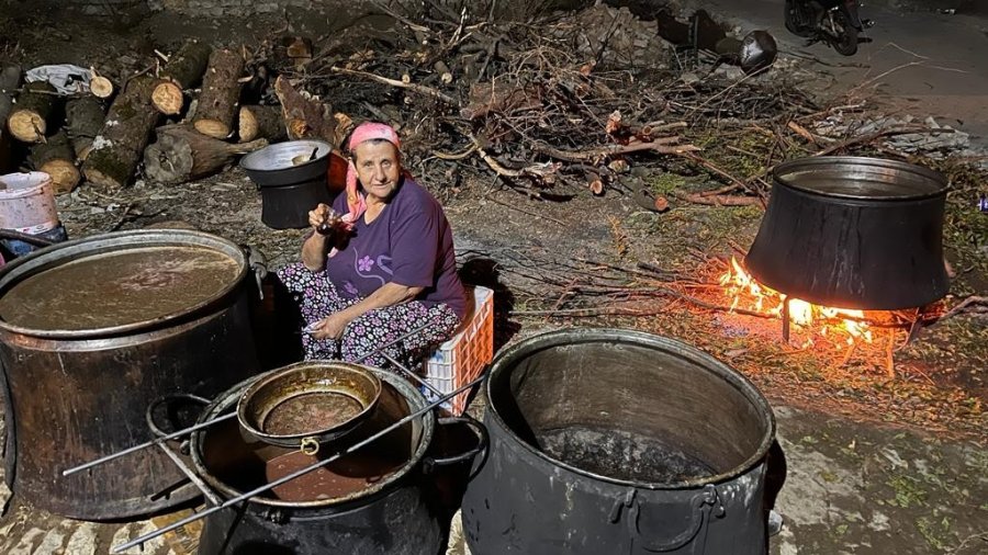 Bakır Tavalarda Kızgın Ateşte 4-5 Saat Kaynıyor, Kilogramı 100 Liradan Satılıyor
