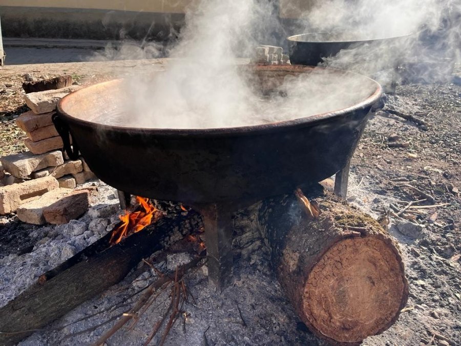 Bakır Tavalarda Kızgın Ateşte 4-5 Saat Kaynıyor, Kilogramı 100 Liradan Satılıyor