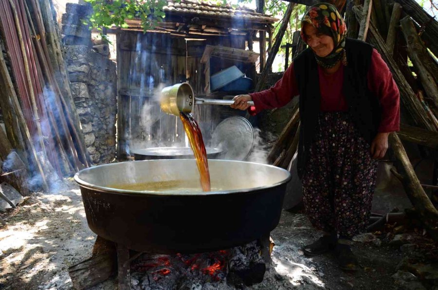 Bakır Tavalarda Kızgın Ateşte 4-5 Saat Kaynıyor, Kilogramı 100 Liradan Satılıyor