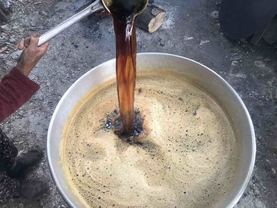 Bakır Tavalarda Kızgın Ateşte 4-5 Saat Kaynıyor, Kilogramı 100 Liradan Satılıyor