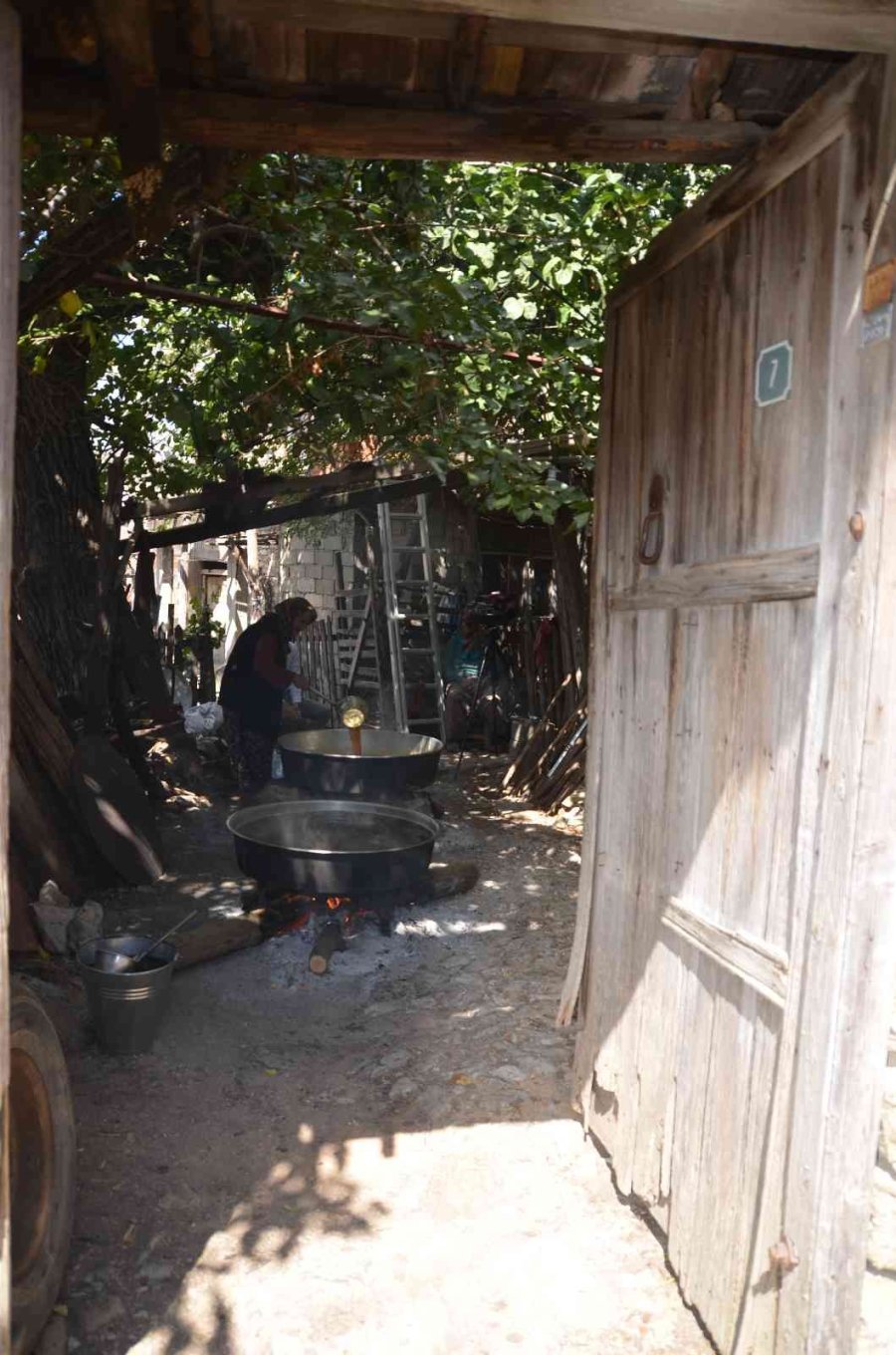 Bakır Tavalarda Kızgın Ateşte 4-5 Saat Kaynıyor, Kilogramı 100 Liradan Satılıyor