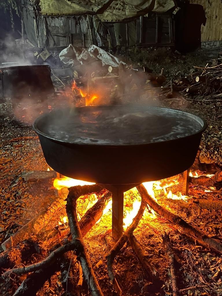 Bakır Tavalarda Kızgın Ateşte 4-5 Saat Kaynıyor, Kilogramı 100 Liradan Satılıyor