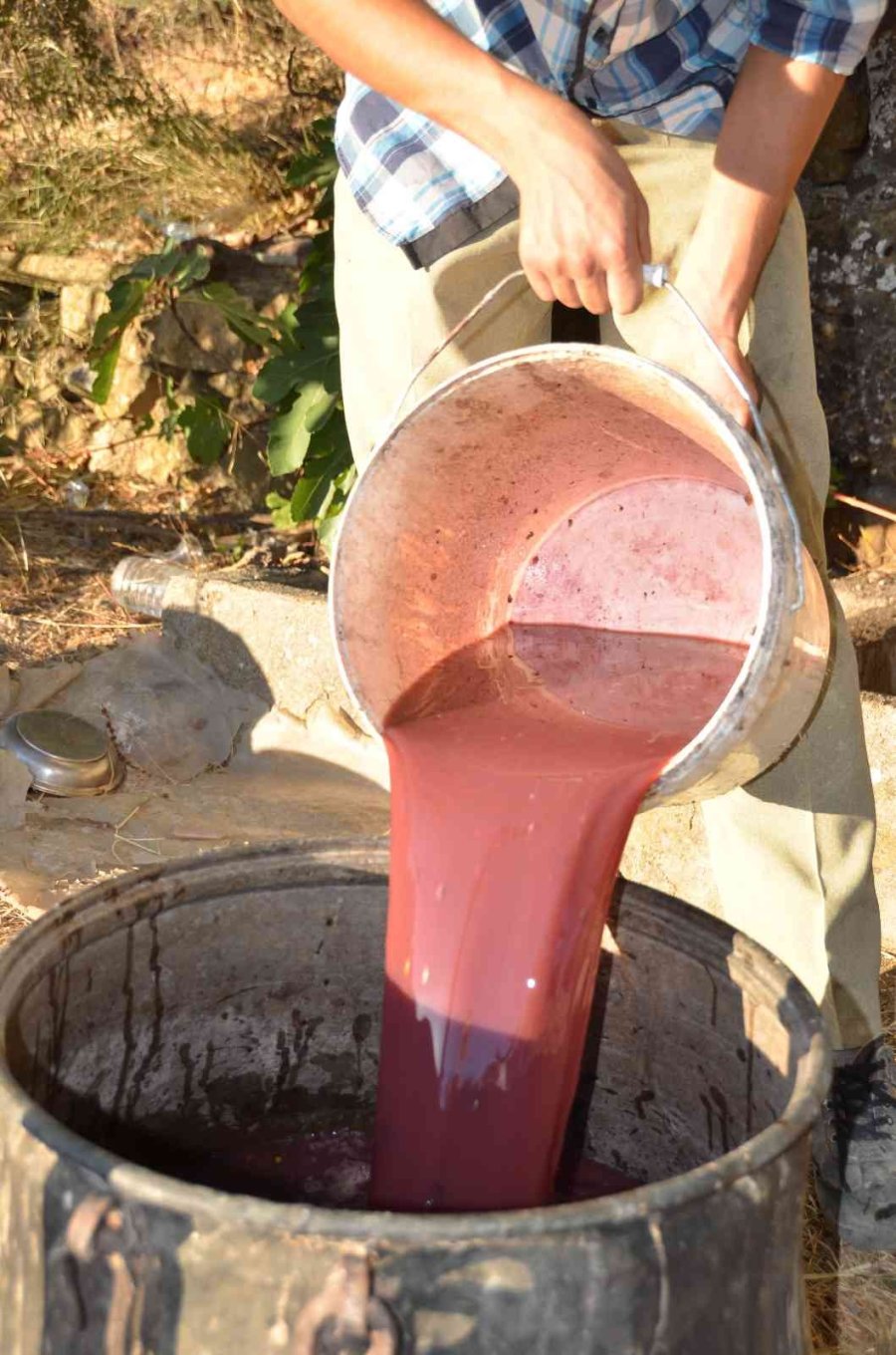 Bakır Tavalarda Kızgın Ateşte 4-5 Saat Kaynıyor, Kilogramı 100 Liradan Satılıyor