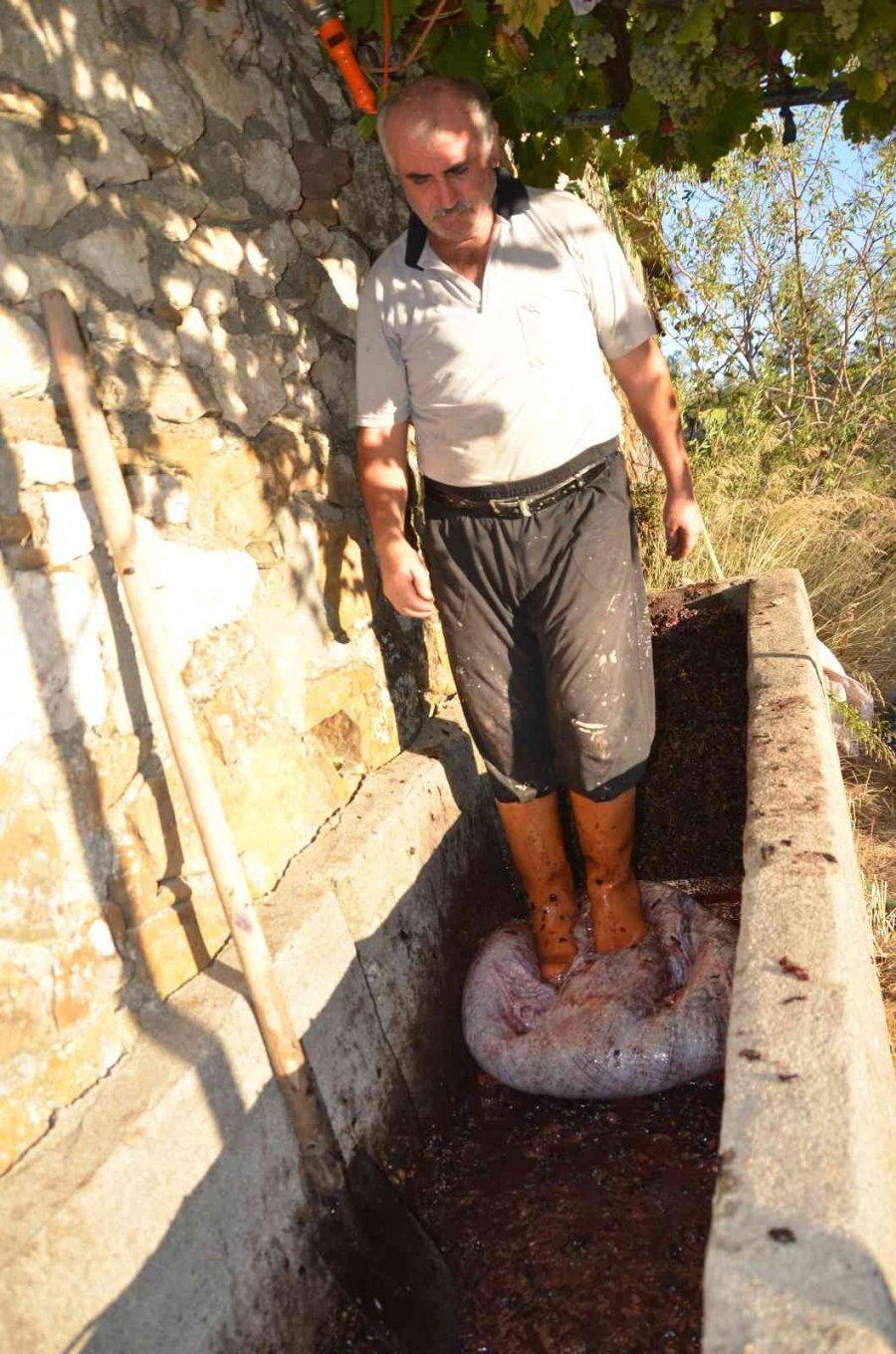 Bakır Tavalarda Kızgın Ateşte 4-5 Saat Kaynıyor, Kilogramı 100 Liradan Satılıyor