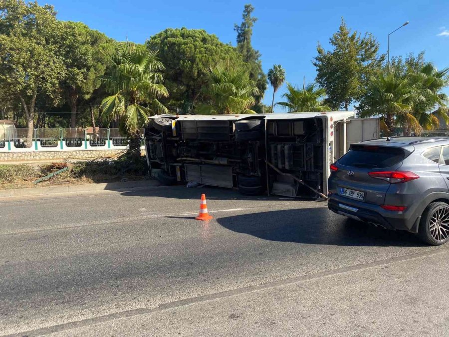 Kontrolden Çıkan Servis Aracı Devrildi