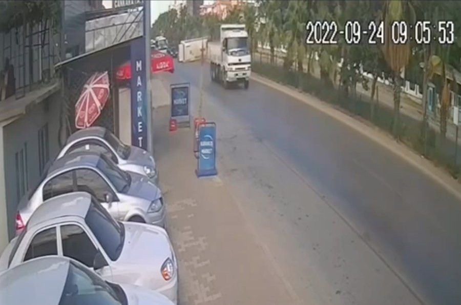 Kontrolden Çıkan Servis Aracı Devrildi