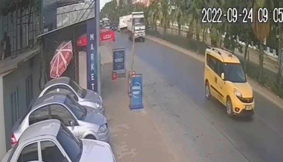 Kontrolden Çıkan Servis Aracı Devrildi