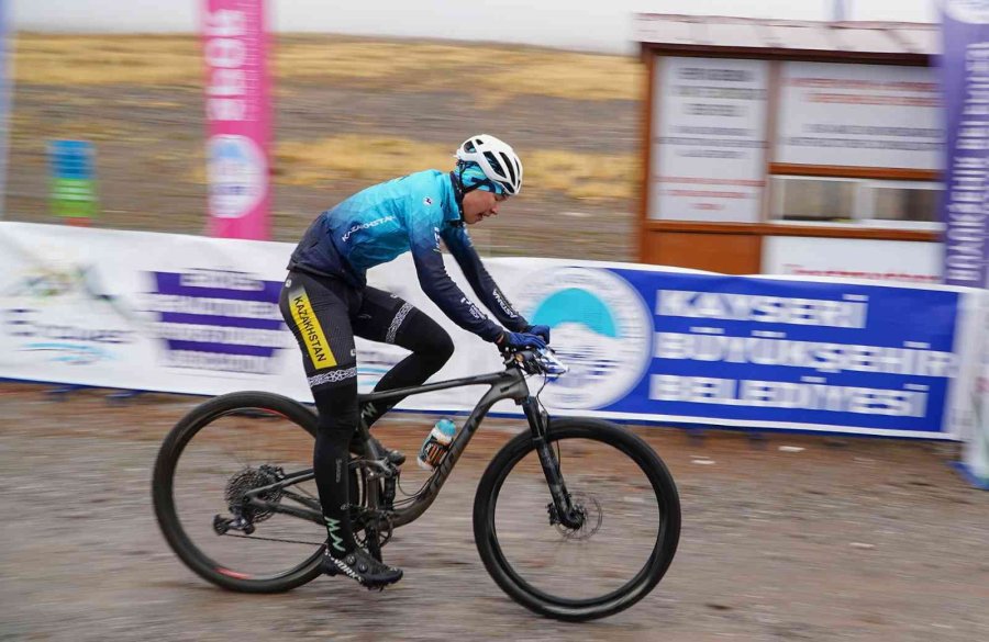 Uluslararası Dağ Bisikleti Yarışları Erciyes’te Devam Ediyor