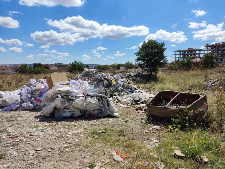 Evlerin Yakınındaki Araziye Atılan Molozlar Adeta ’pes’ Dedirtti