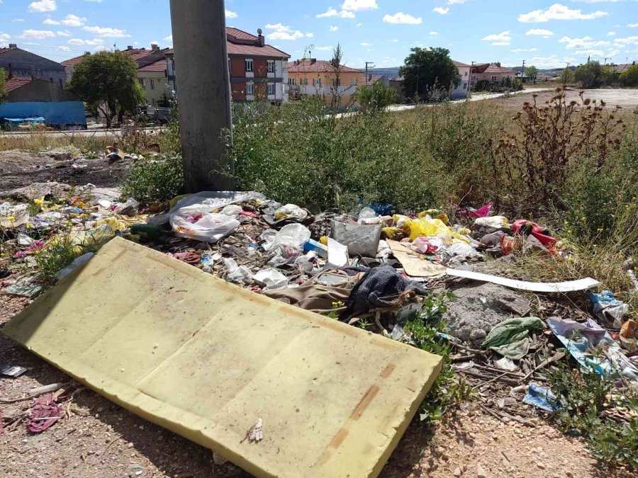 Evlerin Yakınındaki Araziye Atılan Molozlar Adeta ’pes’ Dedirtti