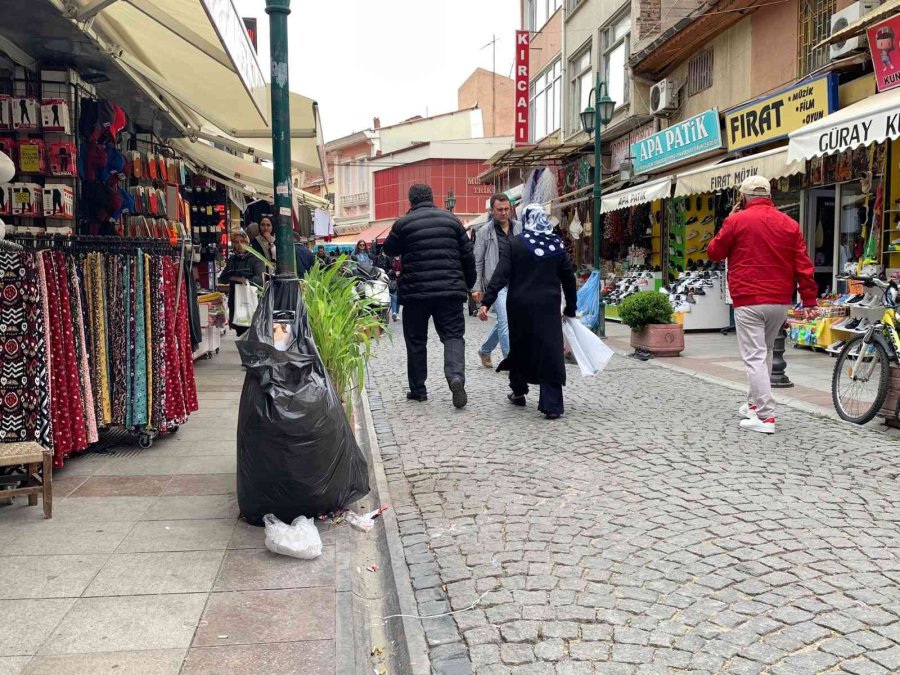Çöp Kutusu Olmayınca Sokaklar Çöp Poşetiyle Doldu