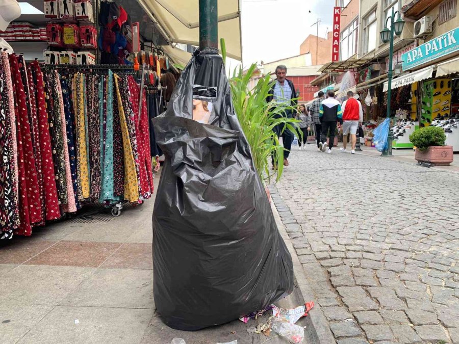 Çöp Kutusu Olmayınca Sokaklar Çöp Poşetiyle Doldu