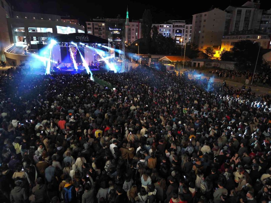 Melike Şahin Konseri Yoğun İlgi Gördü