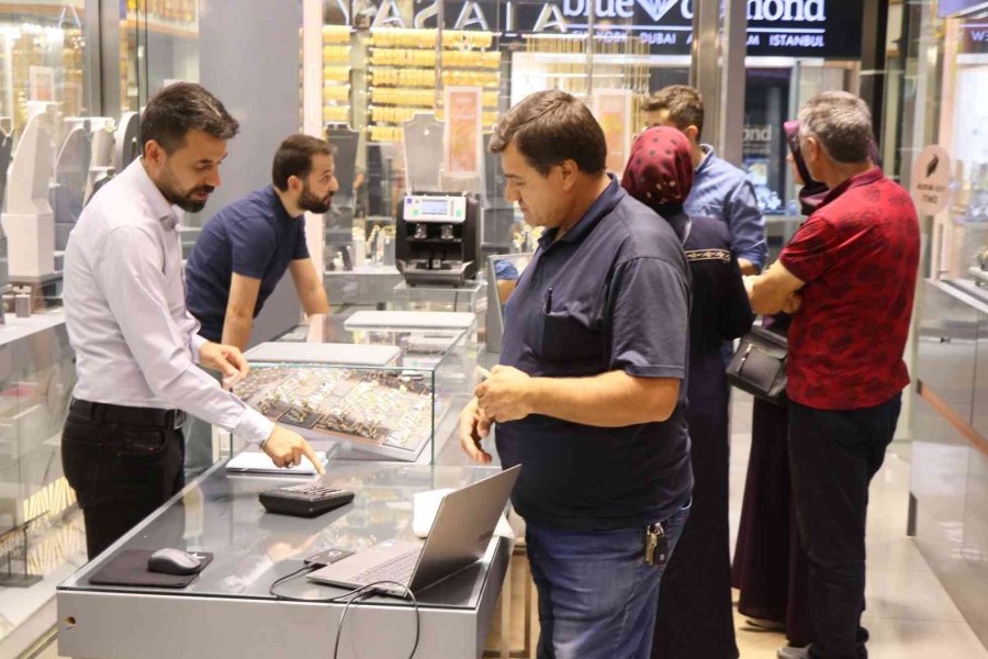 Düşüş Yaşayan Altın Fiyatları Yatırımcısını Harekete Geçirdi