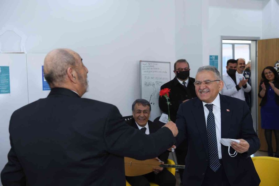 Ulu Çınarlar, Dünya Yaşlılar Günü’nde Tiyatro Ve Konserle Buluşacak