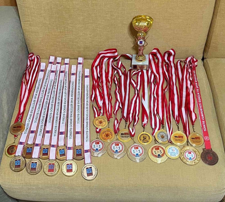 Gözlerindeki Engel, Başarılarına Engel Olmadı