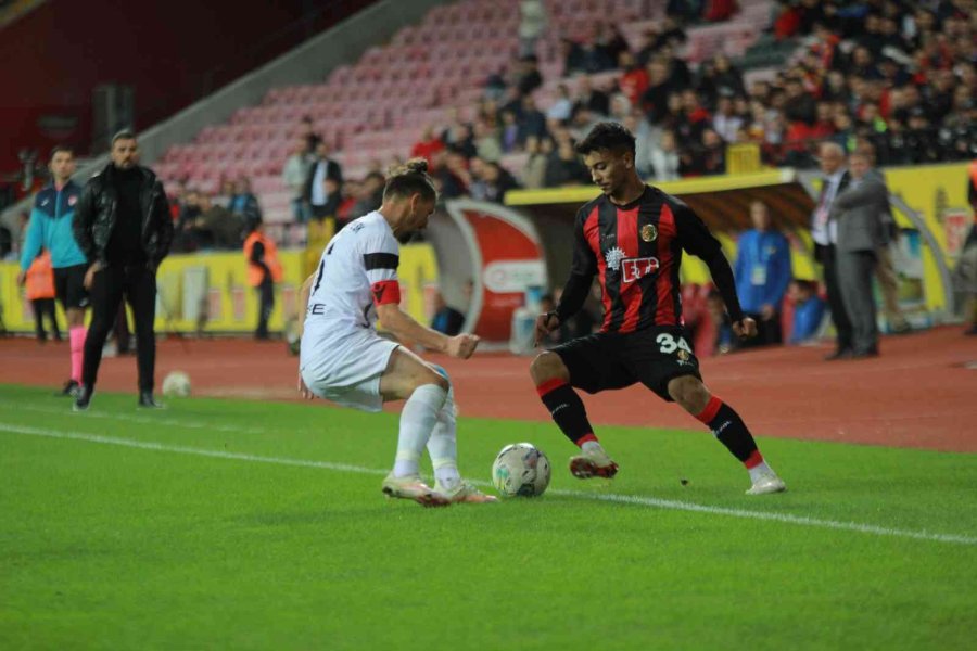 Tff 3. Lig: Eskişehirspor: 3 - Hacettepe 1945: 4