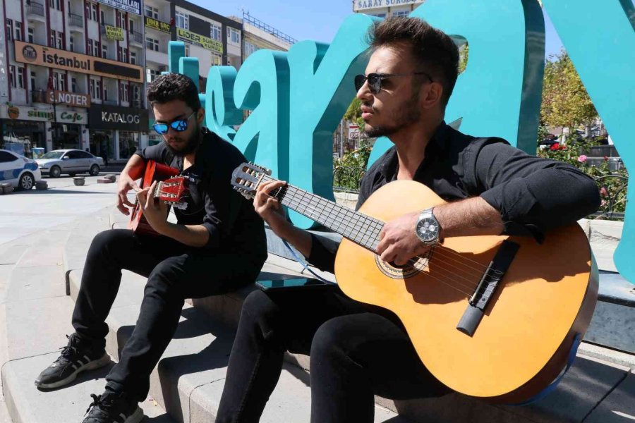 Aksaray Sokaklarında “neredesin Sen” Türküsüyle Neşet Ertaş’ı Andılar
