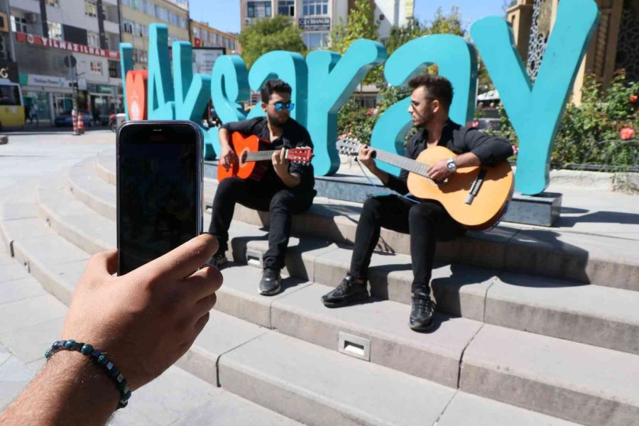 Aksaray Sokaklarında “neredesin Sen” Türküsüyle Neşet Ertaş’ı Andılar