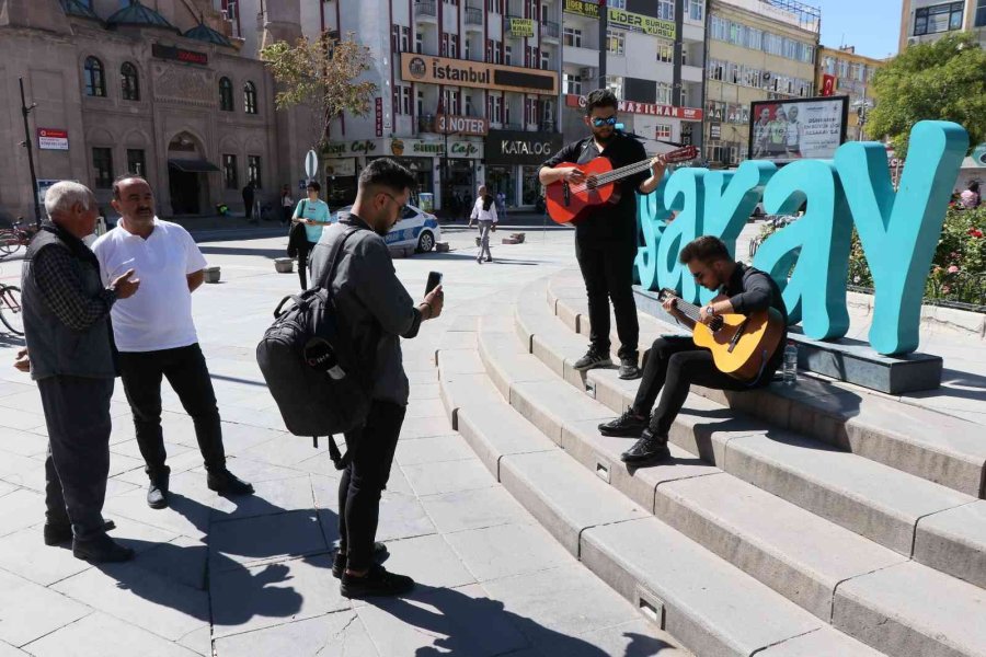 Aksaray Sokaklarında “neredesin Sen” Türküsüyle Neşet Ertaş’ı Andılar