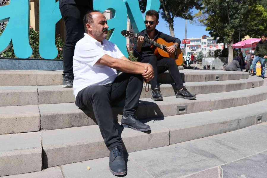Aksaray Sokaklarında “neredesin Sen” Türküsüyle Neşet Ertaş’ı Andılar
