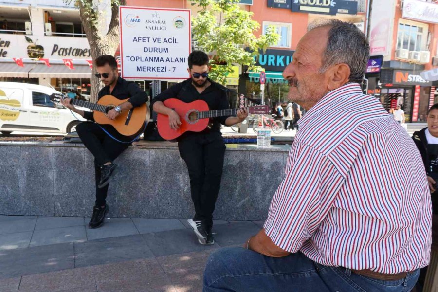 Aksaray Sokaklarında “neredesin Sen” Türküsüyle Neşet Ertaş’ı Andılar
