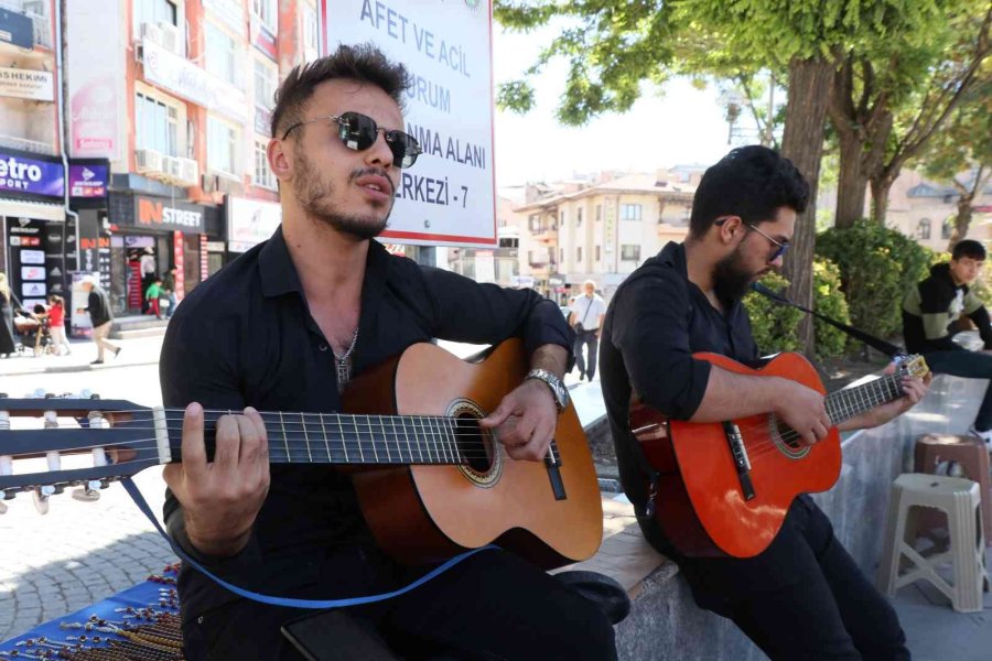 Aksaray Sokaklarında “neredesin Sen” Türküsüyle Neşet Ertaş’ı Andılar