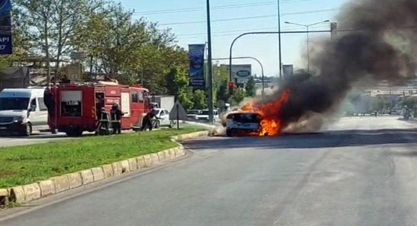 Çıkan Yangında Alev Topuna Dönen Araç Kullanılamaz Hale Geldi
