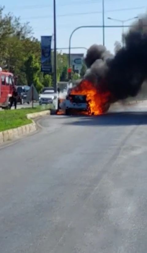 Çıkan Yangında Alev Topuna Dönen Araç Kullanılamaz Hale Geldi