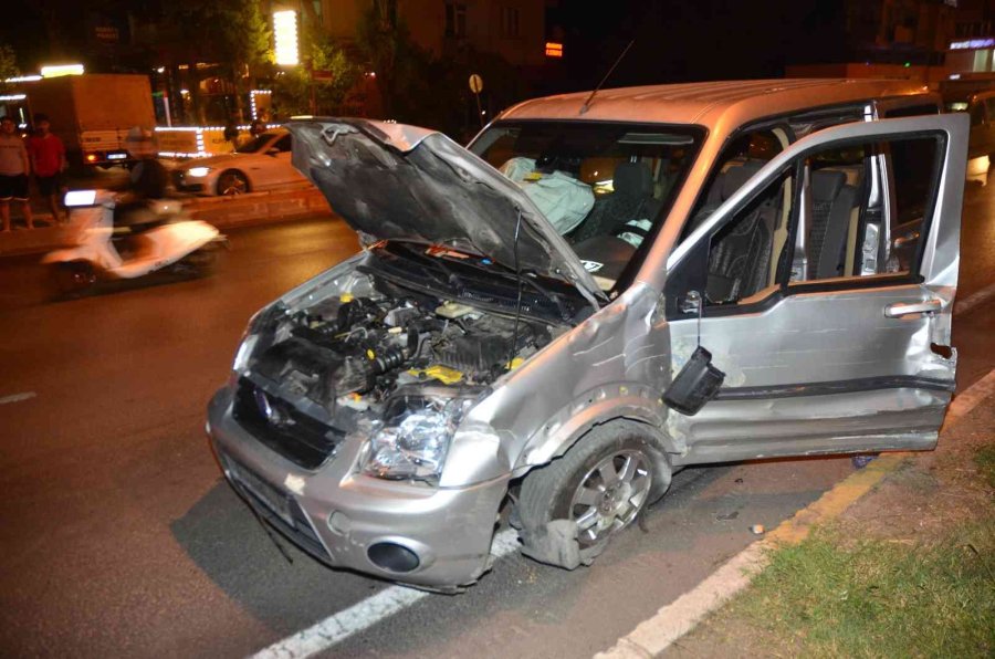 Karşı Şeride Geçen Araç Otomobile Çarptı: 2 Yaralı