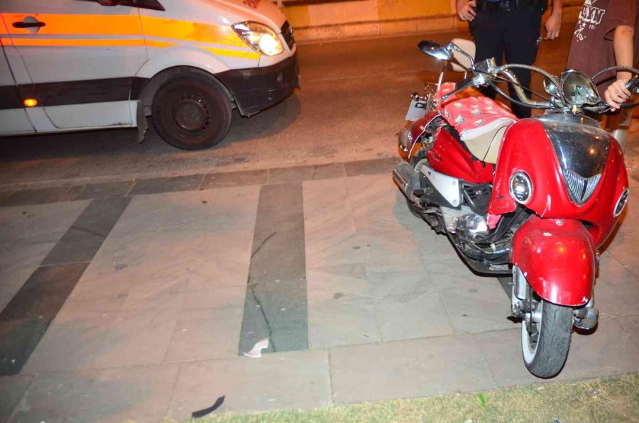 Ters Yöne Giren Motosiklet Otomobille Çarpıştı: 1 Yaralı