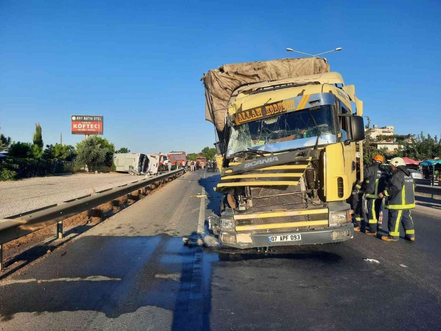 Tır İle Midibüs Çarpıştı: 3 Yaralı