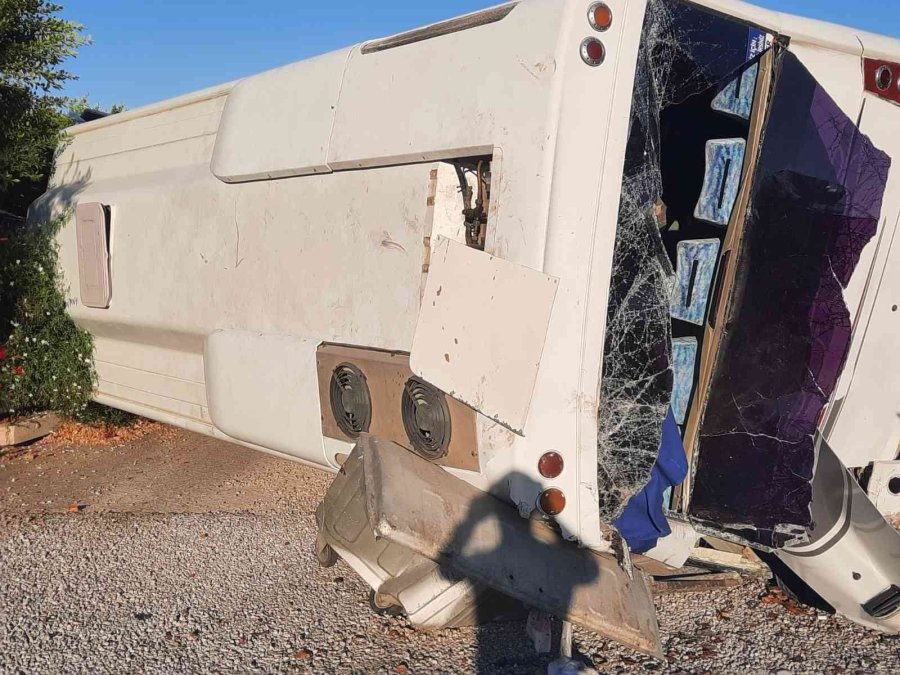 Tır İle Midibüs Çarpıştı: 3 Yaralı